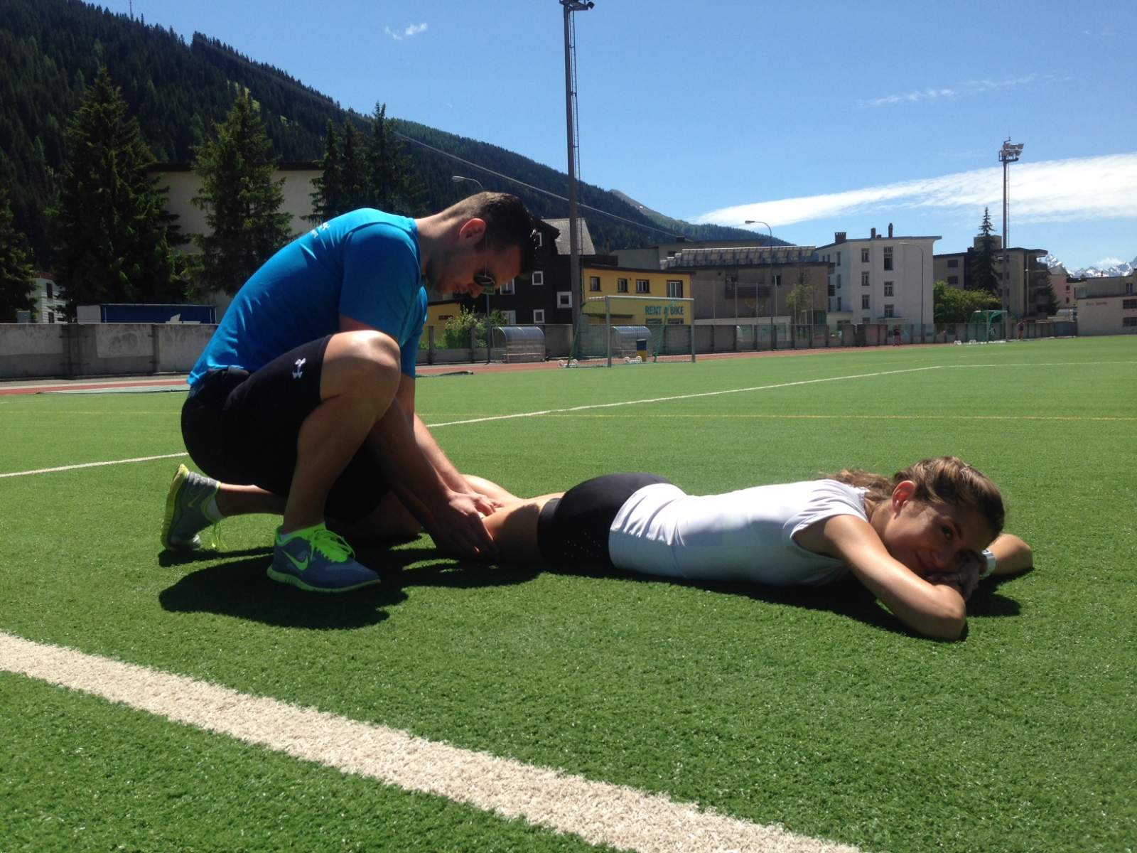 Sportphysiotherapeutische Behandlung auf dem Sportplatz