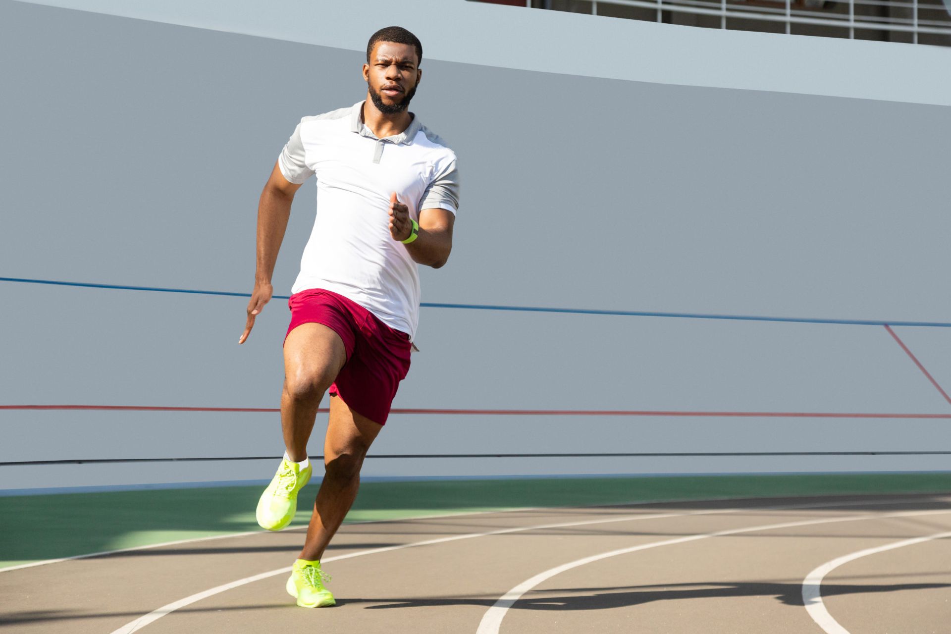 Sportler beim Sprint auf dem Platz