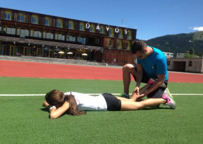 Philip J. Thomaschowski behandelt eine Athletin auf dem Sportplatz in Davos