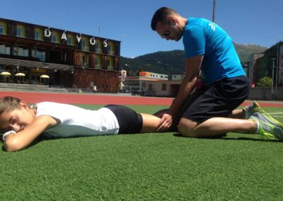 Sportphysiotherapeutische Behandlung einer Athletin in Davos