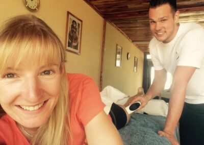 Behandlung einer Athletin im Trainingslager in Kenia