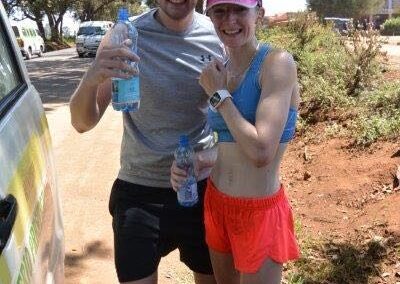 Philip J. Thomaschowski mit einer Athletin nach dem Training in Kenia