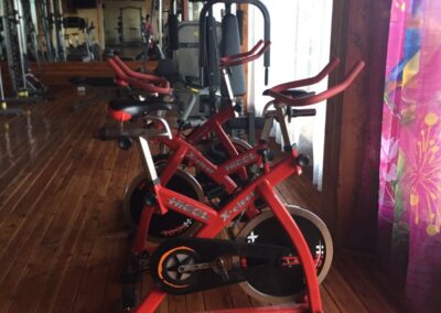 Trainingsraum mit Spinning-Rädern im Trainingslager