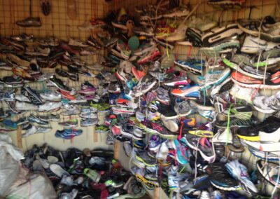 Wand voller Laufschuhe in Iten, Kenia 2016