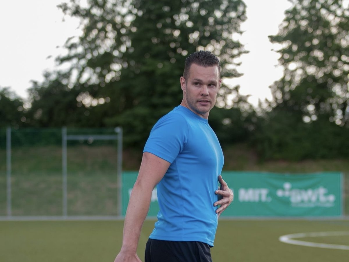 Philip J. Thomaschowski mobilisiert ein Bein auf dem Sportplatz