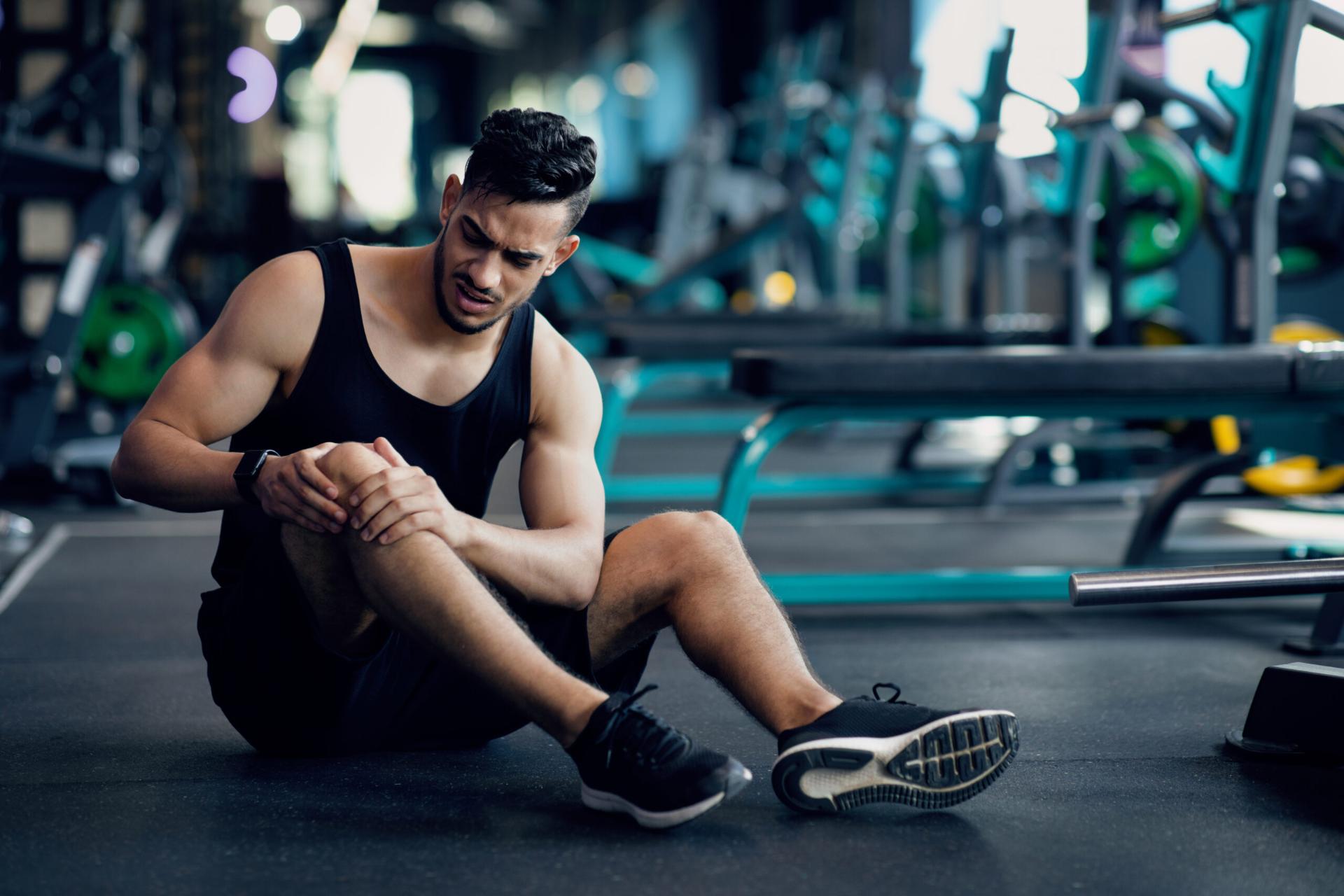 Sportler mit Verletzung im Fitnessstudio