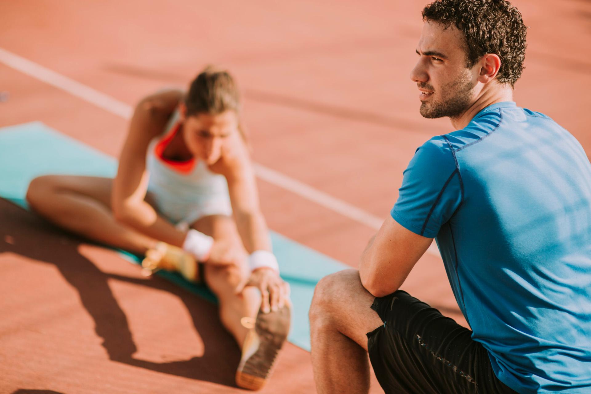 Frau beim Training mit Personal Trainer